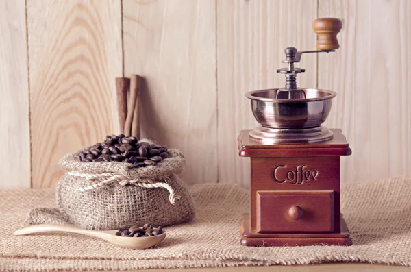 木製テーブルの上のコーヒー グラインダー — ストック写真