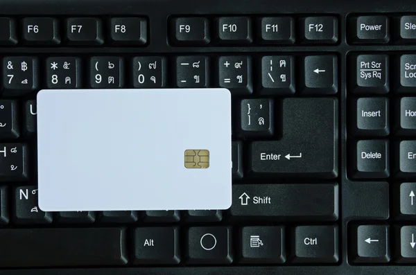 Cartão inteligente em branco close-up no teclado — Fotografia de Stock