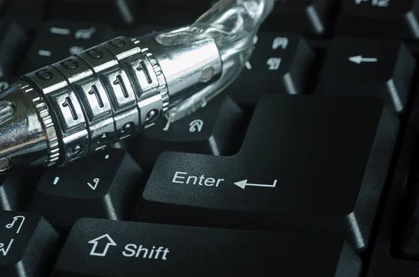 Metal security lock on keyboard, computer security concept — Stock Photo, Image