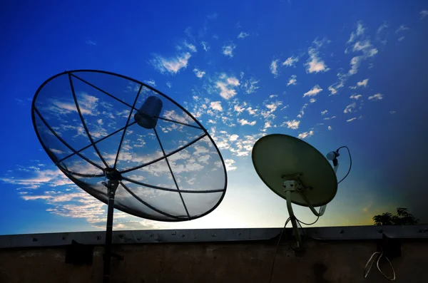 Satelitní antény pro telekomunikace — Stock fotografie