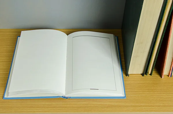 Open boek met blanke pagina op tafel — Stockfoto