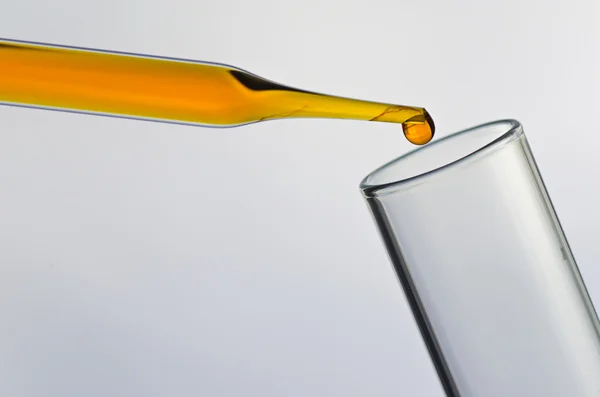 Pipeta de laboratorio de ciencia con caída en el fondo del tubo de ensayo, l — Foto de Stock