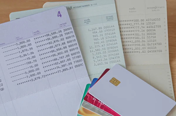 Conta bancária de cartão de crédito e livro — Fotografia de Stock