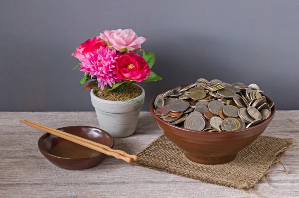 Schalen gefüllt mit Münzen auf dem Tisch, Geschäftskonzept — Stockfoto