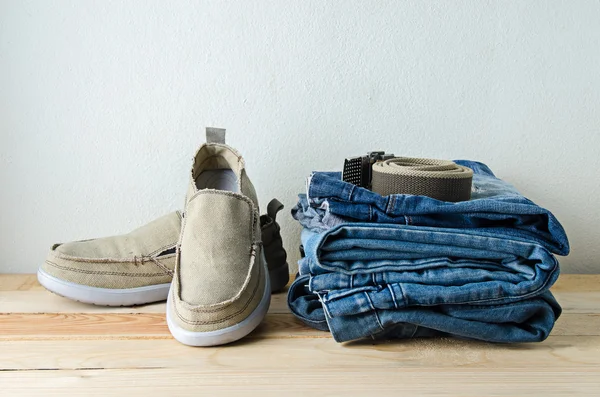 Sapatos de moda na mesa de madeira — Fotografia de Stock