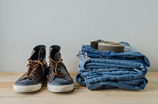 Sapatos de moda na mesa de madeira — Fotografia de Stock