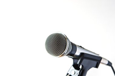 Beyaz arkaplanda mikrofon izole edildi