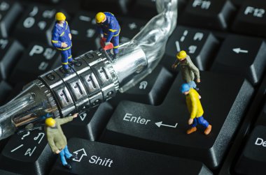 minyatür insanlar metal güvenlik kilit anahtar kilidini çalışın