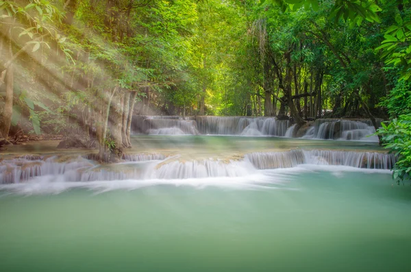 Tiefer Waldwasserfall, huay mae khamin, kanchanaburi, thailand — Stockfoto