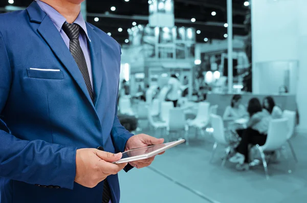 iş adamı holding tablet bulanık olay arka plan ile