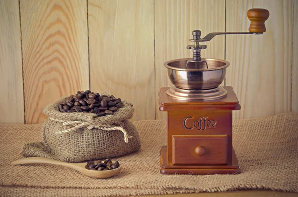 Moedor de café na mesa de madeira — Fotografia de Stock