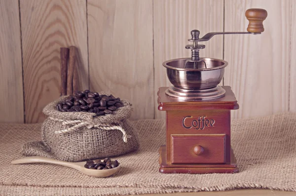 Kaffeemühle auf Holztisch — Stockfoto