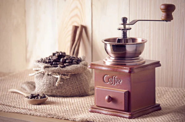 Moedor de café na mesa de madeira — Fotografia de Stock