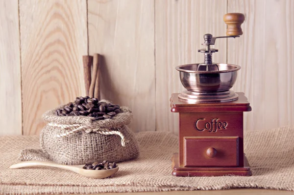 Kaffeemühle auf Holztisch — Stockfoto