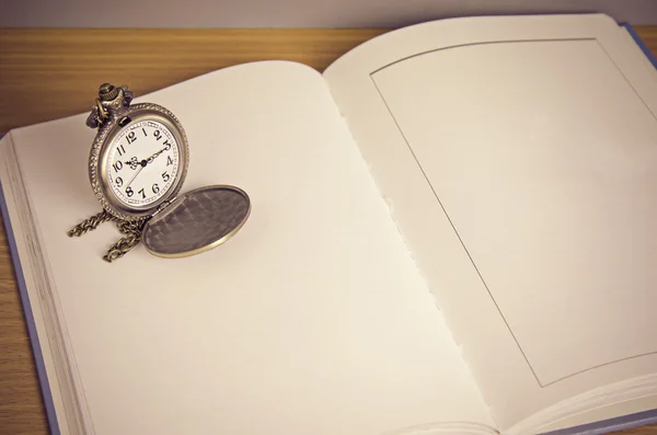 Relógio pendente em branco livro aberto — Fotografia de Stock