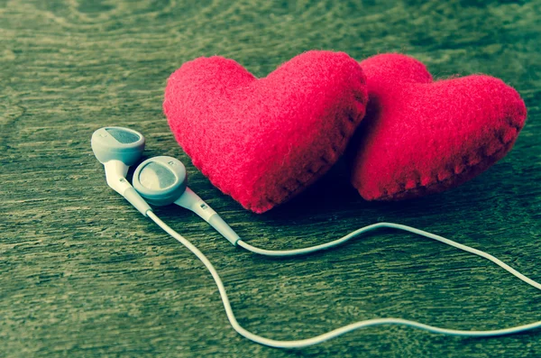 Dvě srdce poslouchat hudbu — Stock fotografie