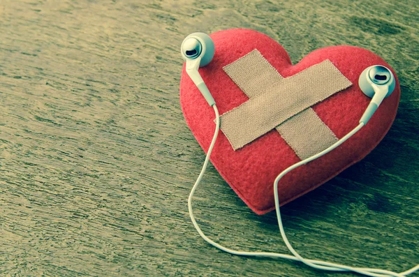 Wound heart listen to music — Stock Photo, Image