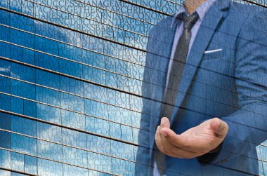 Modern bina arka plan ile iş adamı