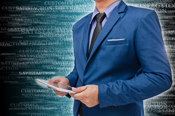 Homem de negócios segurando tablet na mão com fundo abstrato — Fotografia de Stock