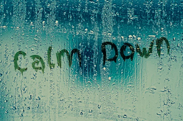 Gouttes d'eau naturelles sur la fenêtre en verre avec le texte "Calme-toi " — Photo