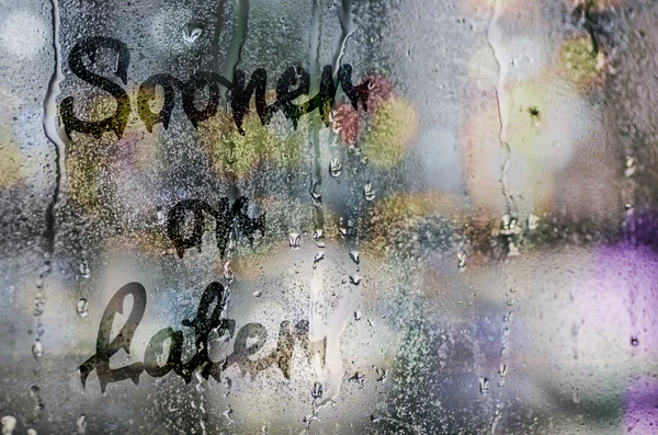 Gotas de agua natural en la ventana de cristal con el texto "Tarde o Lat —  Fotos de Stock