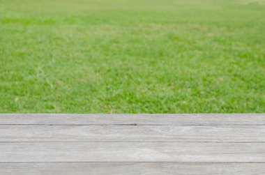 yeşil çim arka plan beyaz ahşap masa