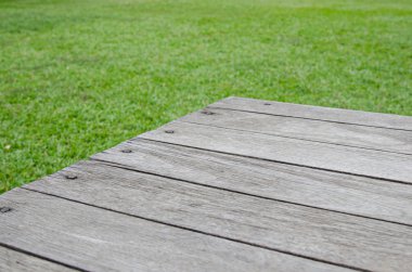 yeşil çim arka plan beyaz ahşap masa