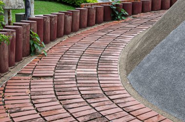 yolu kırmızı tuğla duvar