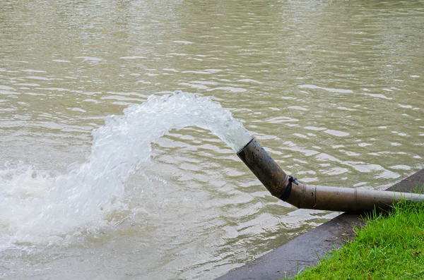Vatten strömmar från vatten-avlopp — Stockfoto