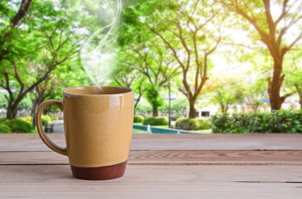 Чашка кави на білому дерев'яному столі — стокове фото