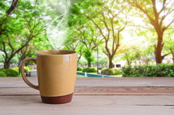 Koffiekopje op witte houten tafel — Stockfoto