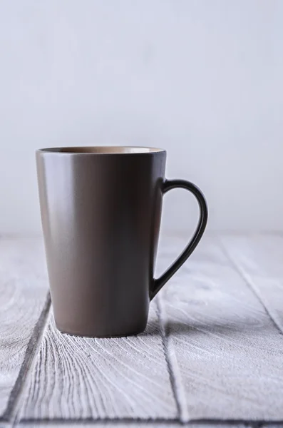 Tasse à café sur table en bois blanc — Photo