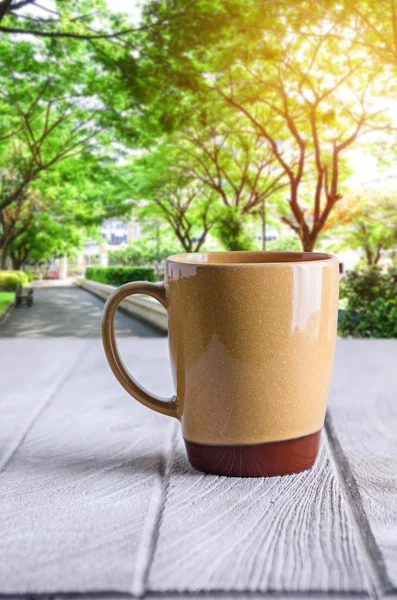 Koffiekopje op witte houten tafel — Stockfoto