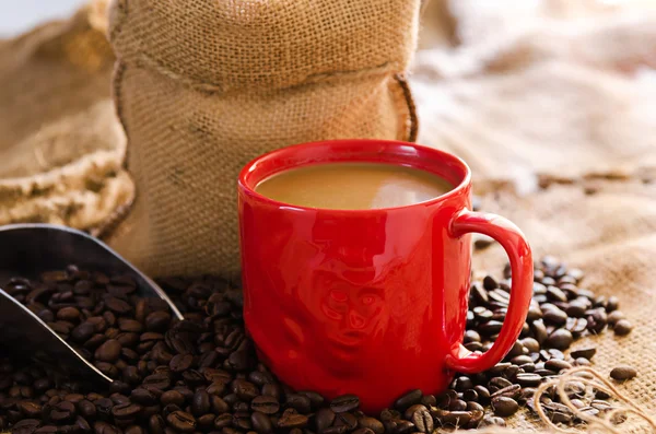 Taza de café y granos de café alrededor — Foto de Stock