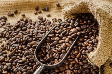 çuvala ve kepçe ile kavrulmuş kahve çekirdekleri