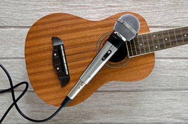 Beyaz ahşap masa mikrofon ve gitar gitar