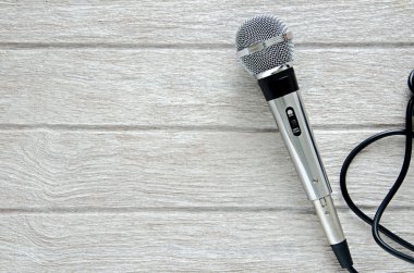 Beyaz ahşap masa üzerinde mikrofon