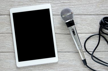 mikrofon ve tablet üzerinde beyaz ahşap masa