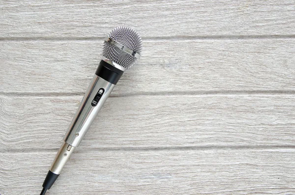 Microphone sur table en bois blanc — Photo