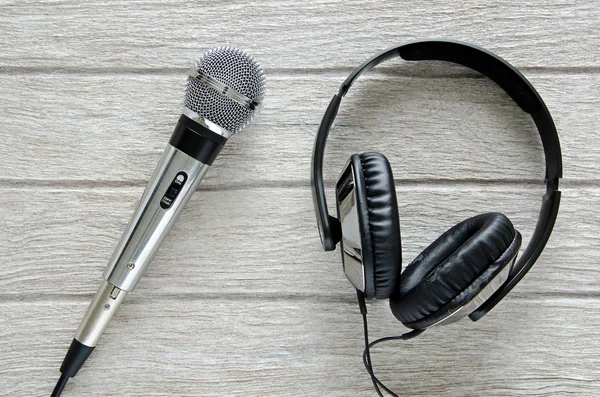 Mikrofon ve kulaklık Beyaz ahşap tablo — Stok fotoğraf