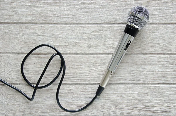 Beyaz ahşap masa üzerinde mikrofon — Stok fotoğraf