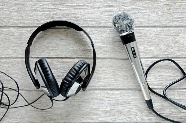 Microphone et casque sur table en bois blanc — Photo