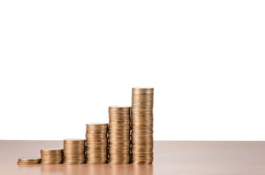 altın sikke üzerinde beyaz adam izole masada yığını büyüyen