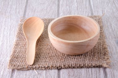 boş ahşap kase ve beyaz masa kaşık