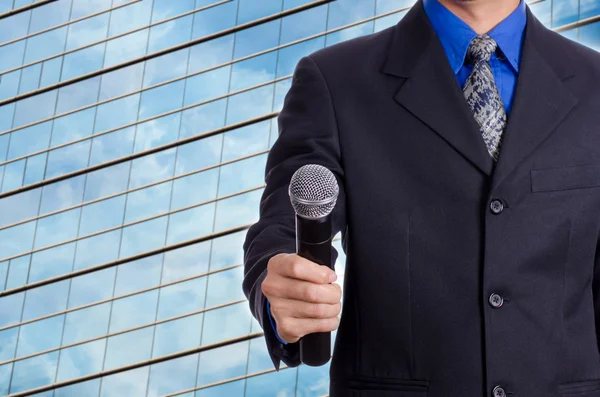 Geschäftsmann mit Mikrofon in der Hand isoliert auf weißem Backgr — Stockfoto