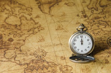 cep veya kolye izle vintage harita arka plan üzerinde