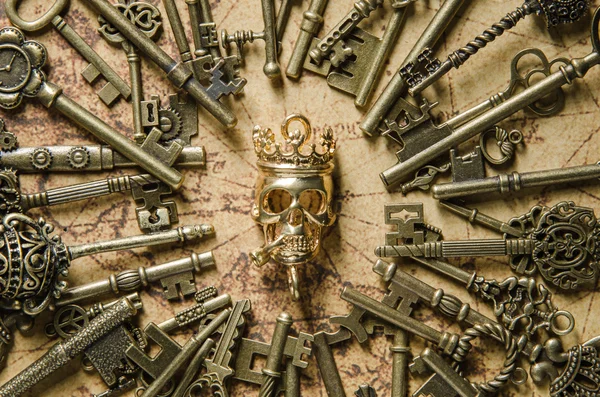 Vintage kincs kulcs, sok a csontváz fő pontja, hogy arany csontváz fej — Stock Fotó