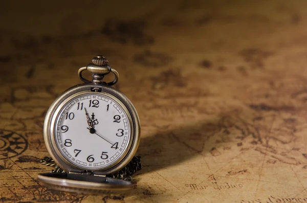 Orologio da tasca o pendente su sfondo mappa vintage — Foto Stock