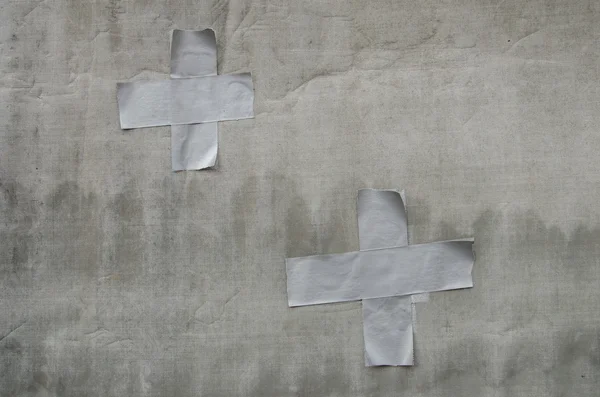 Korsade duct tape remsor på grunge canvas bakgrund — Stockfoto