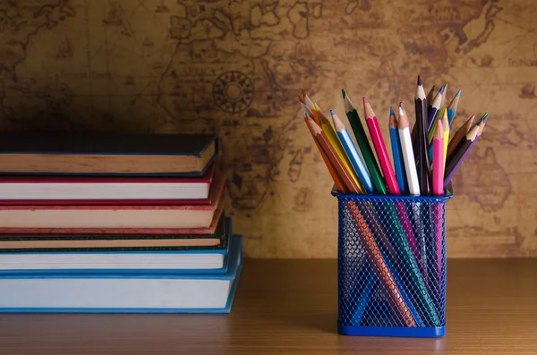 Boîte à crayons couleur sur table en bois — Photo